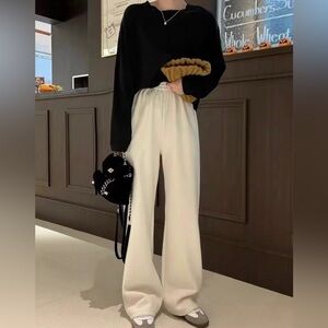 New Women’s beige knitted Sweatpant